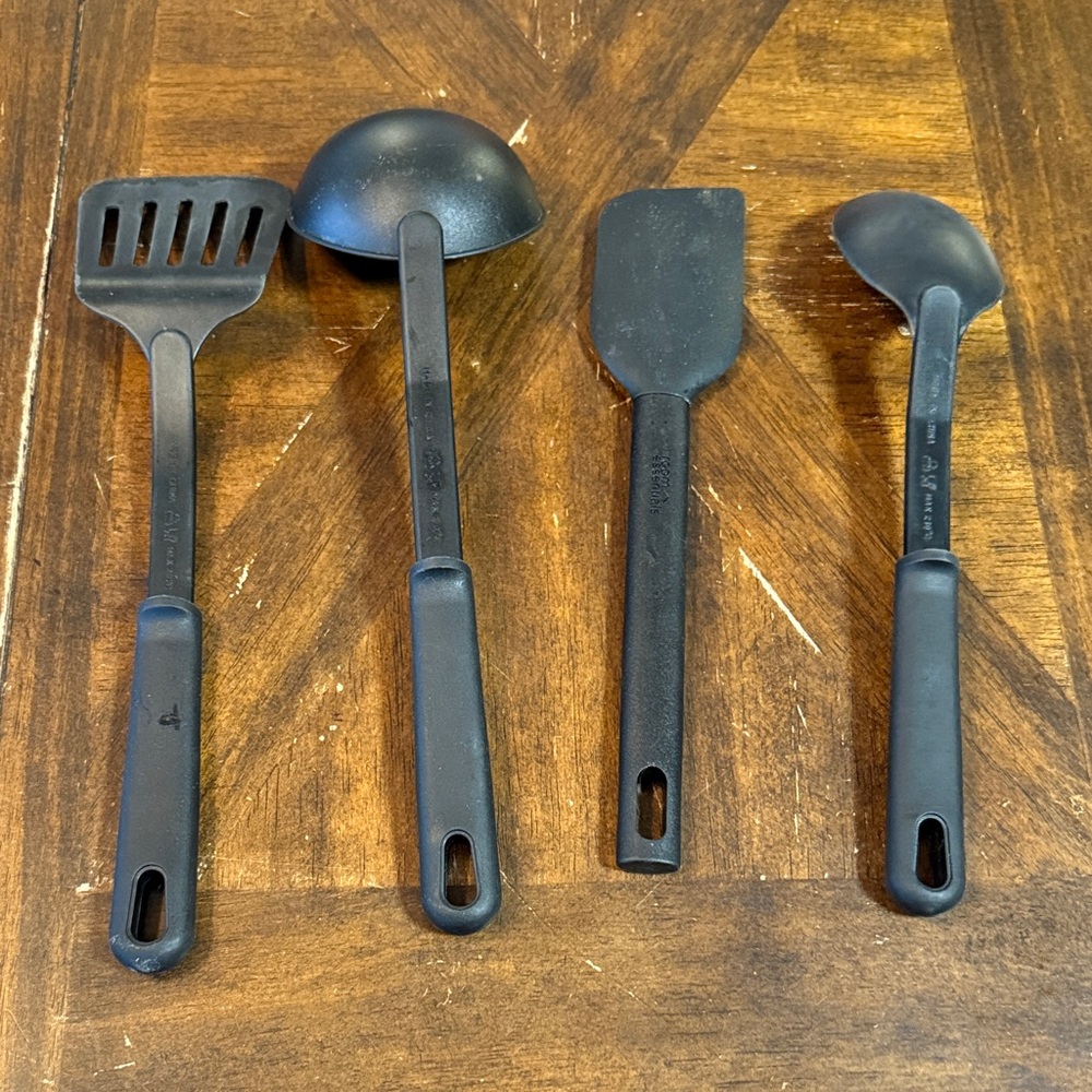 Kitchen Utensil Set in good used condition - Picture 3 of 3